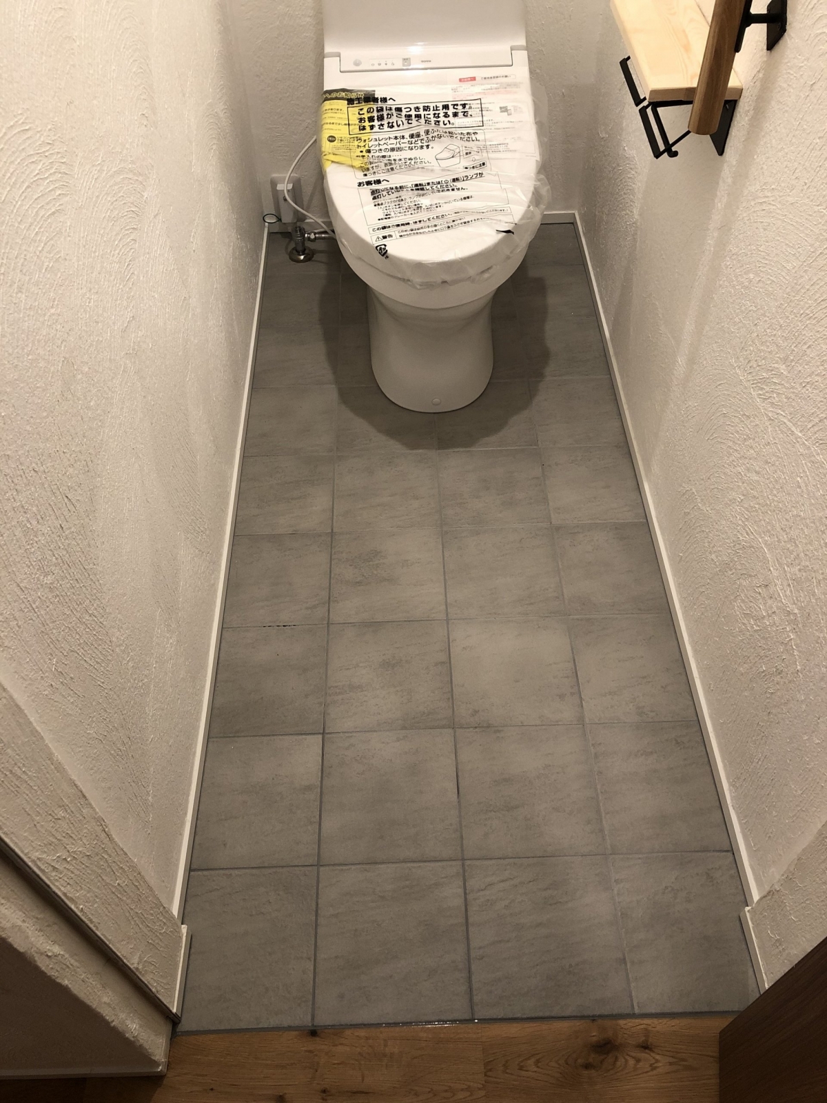 トイレ　タイル床　漆喰壁